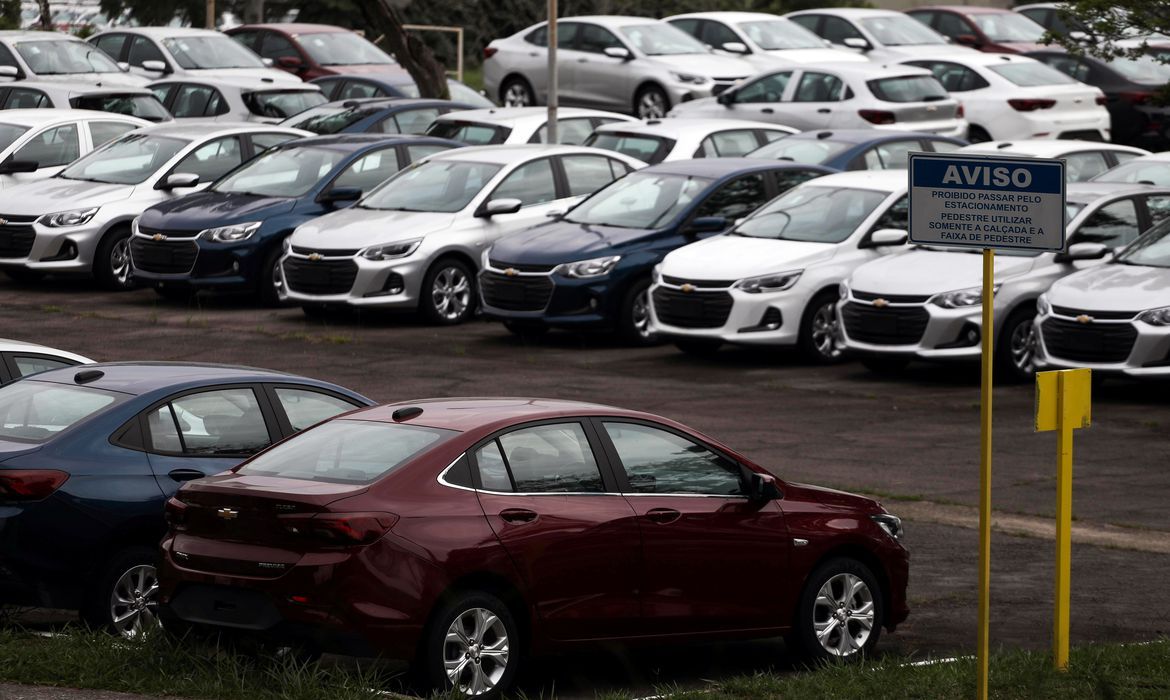 Carros novos em pátio de fábrica da General Motors em São José dos Campos (SP) 
19/03/2020
REUTERS/Roosevelt Cassio