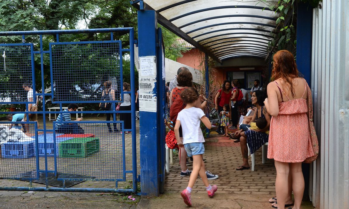São Paulo - Alunos, funcionários e pais fazem ato contra o fechamento da Creche Oeste da Universidade de São Paulo (USP) (Rovena Rosa/Agência Brasil)