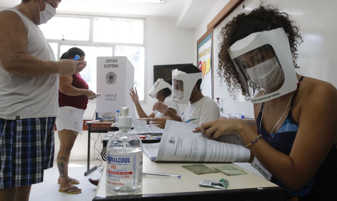 os moradores da Rocinha votam nas seções eleitorais