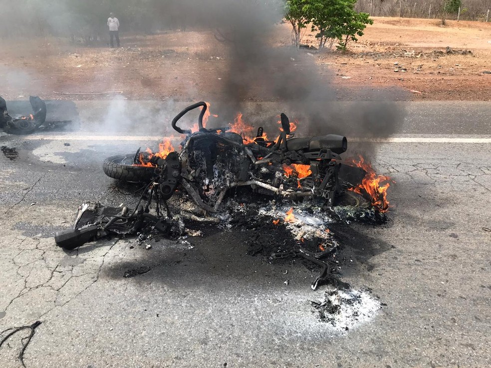 A motocicleta da vítima ficou totalmente destruída pelas chamas. – (Foto: Divulgação/ PM-PI).
