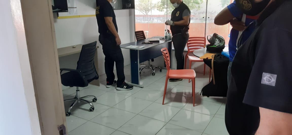 Policiais federais estão cumprindo mandados da operação “Verbum Dubim” em Teresina. - (Foto: Divulgação/ Polícia Federal).