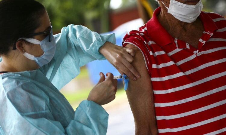 Vacinação drive-thru contra a covid-19 no Parque da Cidade, em Brasília. - Foto:  Marcelo Camargo/Agência Brasil
Saúde