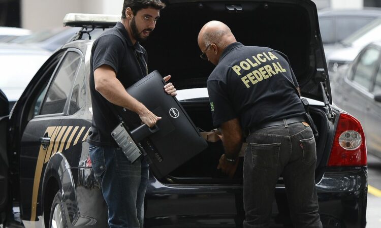 Rio de Janeiro - A Polícia Federal e a Receita Federal deflagraram nesta manhã os trabalhos da 30ª fase da Operação Lava Jato, a operação Vício. Na foto carros da Polícia Federal chegam com malotes e computadores na sede da polícia, região portuária do Rio (Tânia Rêgo/Agência Brasil)