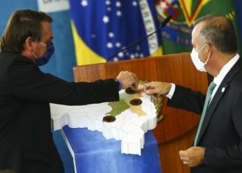 O presidente Jair Bolsonaro e o ministro do Desenvolvimento Regional, Rogério Marinho, durante cerimônia para o  anúncio de investimentos para o Programa Águas Brasileiras. Foto: Marcelo Camargo/Agência Brasil