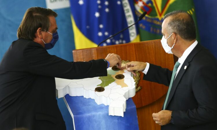 O presidente Jair Bolsonaro e o ministro do Desenvolvimento Regional, Rogério Marinho, durante cerimônia para o  anúncio de investimentos para o Programa Águas Brasileiras. Foto: Marcelo Camargo/Agência Brasil