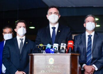 Senadores Nelsinho Trad e Veneziano Vital do Rêgo e presidente da Câmara, Arthur Lira, acompanham entrevista do presidente do Senado, Rodrigo Pacheco.