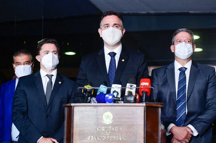 Senadores Nelsinho Trad e Veneziano Vital do Rêgo e presidente da Câmara, Arthur Lira, acompanham entrevista do presidente do Senado, Rodrigo Pacheco.