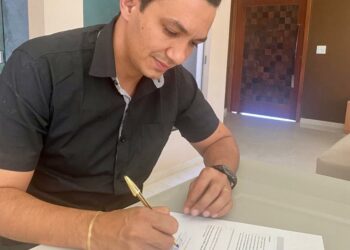 Prefeito de Avelino Lopes, Moreninho, assinando o termo de adesão. - (Foto: Secom)