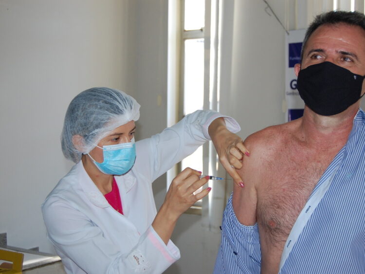 Vacina sendo aplicada.(Foto:Reprodução/FMS)