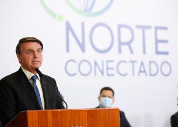 O presidente Jair Bolsonaro assinou nesta terça-feira (1º), no Palácio do Planalto, um decreto que cria o programa Norte Conectado, iniciativa que reúne ações para a implantação, nos estados da Região Norte, de infraestrutura em fibra óptica, com capacidade superior a 100 gigabytes por segundo (GB/s) em conexão de dados, e a instalação de pontos de acesso à banda larga por satélite