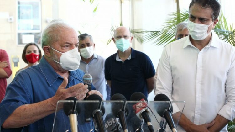 Lula e Camilo Santana no Pecém(foto: FABIO LIMA)