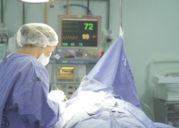 Cirurgia sendo realizada. (Foto: Reprodução/Governo do Piauí)
