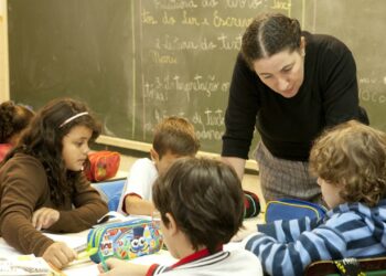 Professora contribuindo para o aprendizado dos alunos.(Foto:Reprodução/Nova Escola)