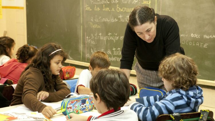 Professora contribuindo para o aprendizado dos alunos.(Foto:Reprodução/Nova Escola)