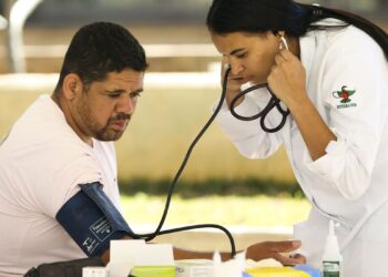 Brasília - Cidadãos fazem exames de pressão e glicemia durante mutirão de atendimento e de orientação jurídica para esclarecer dúvidas dos cidadãos que sofrem com a saúde pública ou com problemas nos planos de saúde (Marcelo Camargo/Agência Brasil)