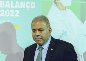 O ministro da Saúde, Marcelo Queiroga, apresenta um balanço de sua gestão durante entrevista coletiva no ministério.