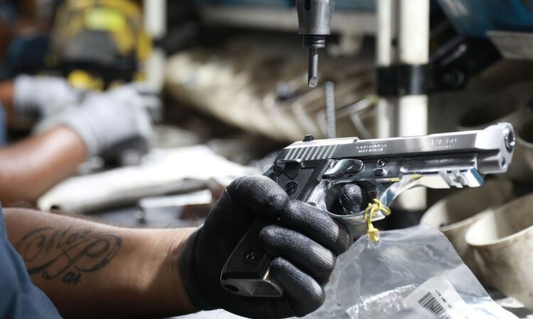 Arma em fábrica de armamentos em São Leopoldo 15/01/2019 REUTERS/Diego Vara