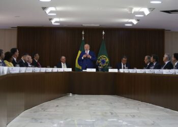 O presidente Luiz Inácio Lula da Silva coordena a primeira reunião ministerial de seu governo, no Palácio do Planalto