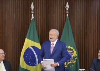 O vice-presidente, Geraldo Alckmin, o presidente Luiz Inácio Lula da Silva, e o  ministro da Casa Civil, Rui Costa, participam da primeira reunião ministerial, no Palácio do Planalto