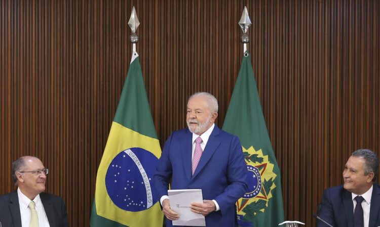 O vice-presidente, Geraldo Alckmin, o presidente Luiz Inácio Lula da Silva, e o  ministro da Casa Civil, Rui Costa, participam da primeira reunião ministerial, no Palácio do Planalto