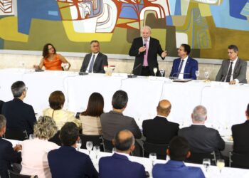 O presidente Luiz Inácio Lula da Silva participa de reunião com reitores das universidades federais do país e dos institutos federais de ensino, no Palácio do Planalto.