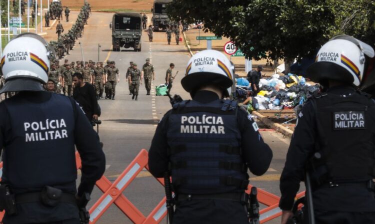 Polícia e Exército se concentram na frente do QG do Exército para desmobilizar acampamento