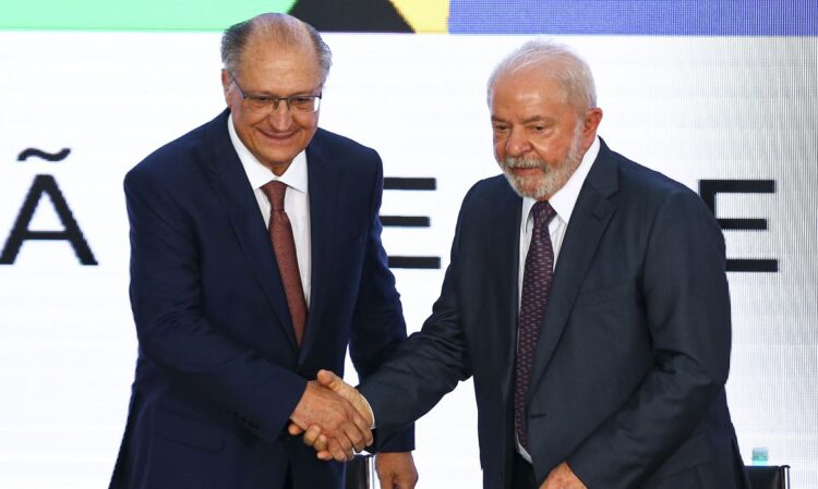 O vice-presidente da República, Geraldo Alckmin, e o presidente, Luiz Inácio Lula da Silva, durante solenidade de investidura no cargo de ministro do Desenvolvimento, Indústria, Comércio e Serviços (MDIC), no Palácio do Planalto.