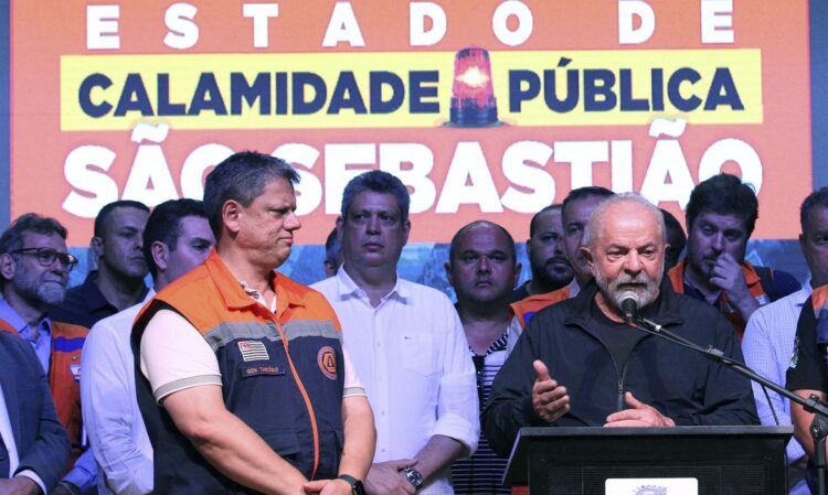 Sāo Sebastiāo (SP) - 20/02/2023 - O presidente, Luiz Inácio Lula da Silva (d), e o governador de Sāo Paulo,Tarcísio de Freitas (e) durante pronunciamento sobre a situação emergencial no litoral norte de São Paulo após as fortes chuvas. Foto: Rovena Rosa/Agência Brasil