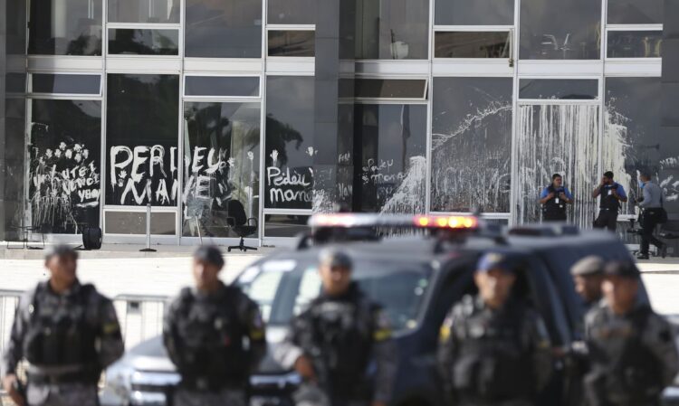 Militares e Veículos da Força Nacional de Segurança Pública do Brasil, em frente ao Supremo Tribunal Federal, na Praça dos Três Poderes em Brasília