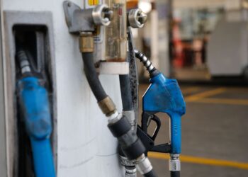 Greve de caminhoneiros causa desabastecimento de combustível em postos de gasolina da cidade de Teresópolis, na região serrana do Rio de Janeiro.