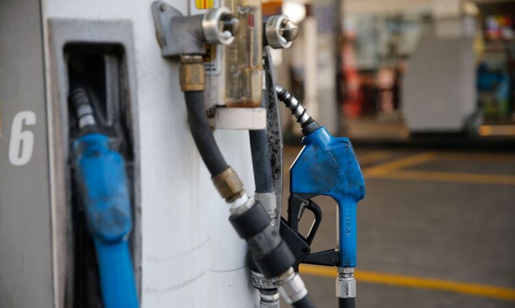 Greve de caminhoneiros causa desabastecimento de combustível em postos de gasolina da cidade de Teresópolis, na região serrana do Rio de Janeiro.