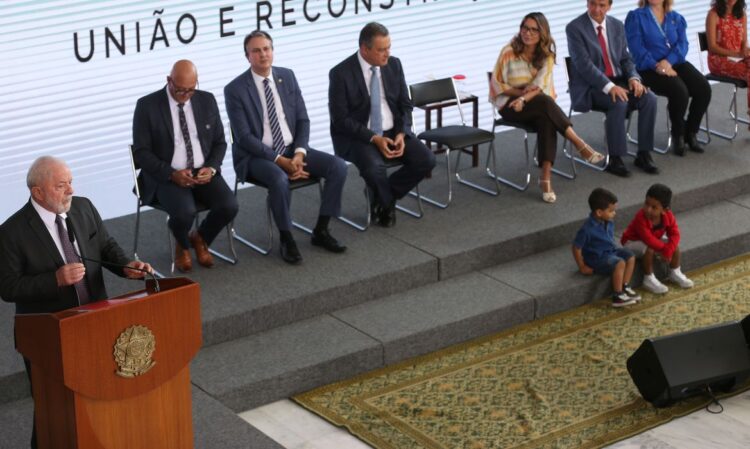 Brasília (DF) - 02-03-2023 O presidente Luiz Inácio Lula da Silva, participa da Cerimônia de lançamento do Novo Bolsa Família, E/D. Sr. Helio,  ministro da Educação, Camilo Santana , ministro da Casa Civil, Rui Costa, Presidente Lula, primeira-dama, Rosângela Lula da Silva, ( Janja), ministro do Desenvolvimento e Assistência Social, Família e Combate a Fome, Wellington Dias, presidente da Caixa Econômica Federal (CEF), Rita Serrano, e a senhora Izamara: Foto José Cruz/ Agência Brasil.