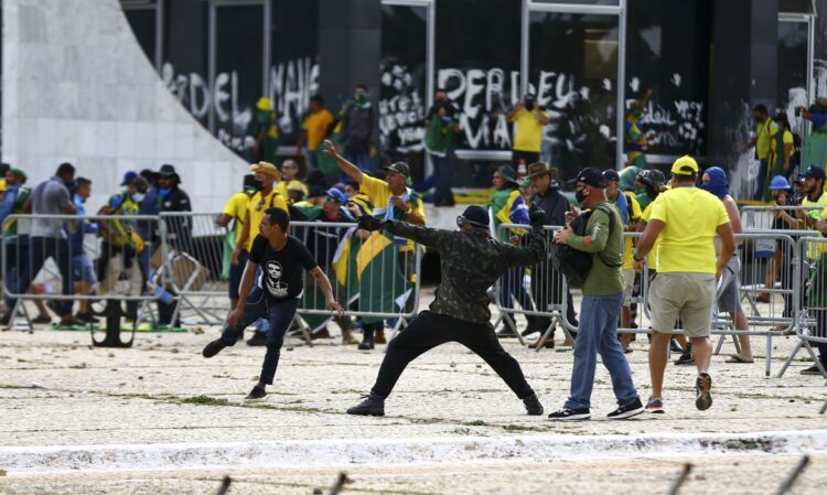 Manifestantes invadem Congresso, STF e Palácio do Planalto.