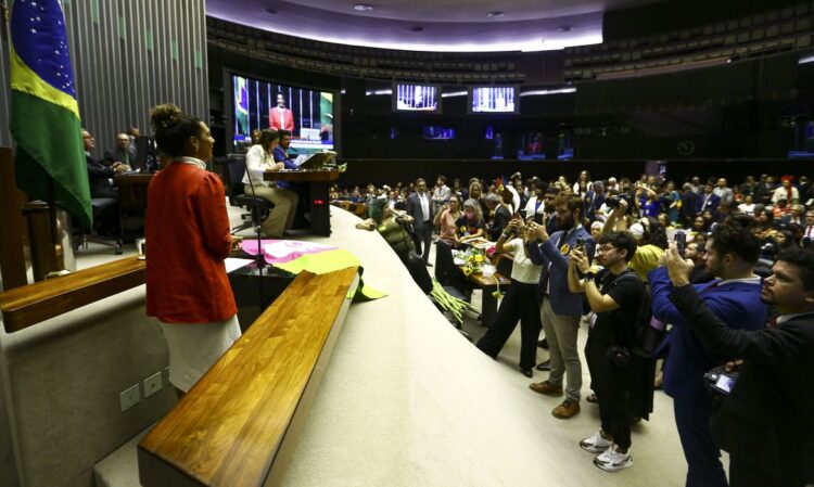 Brasília (DF), 15/03/2023 - A ministra da Igualdade Racial, Anielle Franco, durante sessão solene da Câmara dos Deputados em homenagem à vereadora Marielle Franco e a Anderson Gomes.