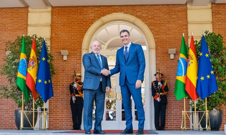 Presidente da República Luiz Inácio Lula da Silva e comitiva brasileira se encontram, em Madri, com presidente de governo da Espanha, Pedro Sanchez. Foto: Reprodução/Agência Brasil)