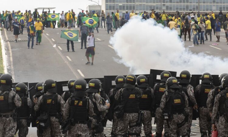 Manifestantes fazem ato contra governo no dia 8 de janeiro 2023