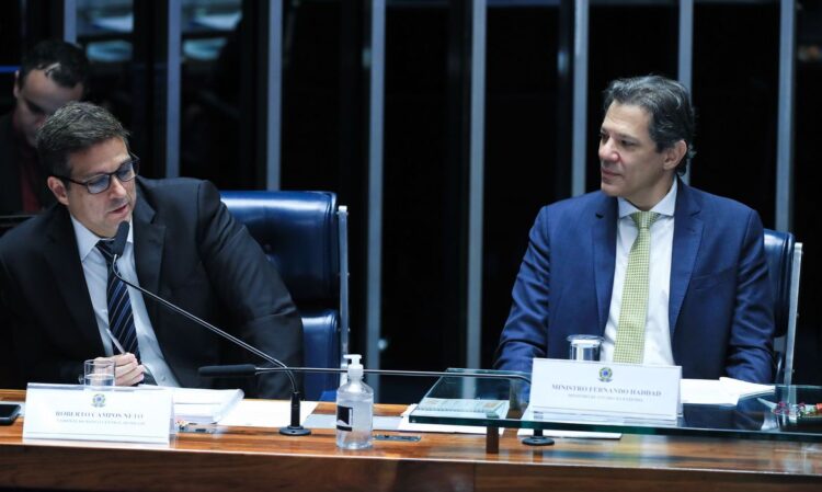 Ministros da Fazenda, Fernando Haddad, e do Planejamento e Orçamento, Simone Tebet; e o presidente do Banco Central, Roberto Campos Neto, durante sessão de debates temáticos para discutir juros, inflação e crescimento.  (Foto: Reprodução/ Agência Brasil)