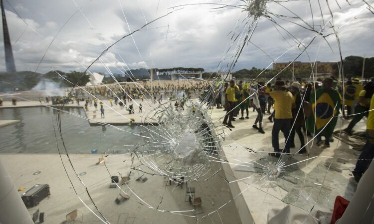 Manifestantes fazem ato contra governo no dia 8 de janeiro 2023. (Foto:Reprodução/Agência Brasil)