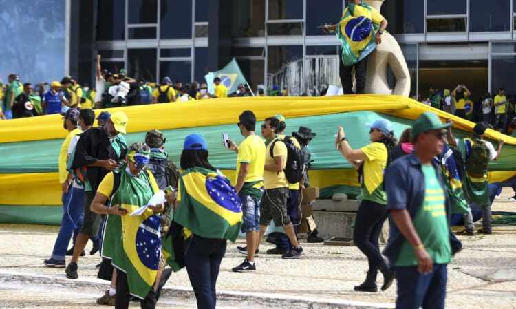 Manifestantes em 8 de janeiro.(Foto:Reprodução/Agência Brasil)