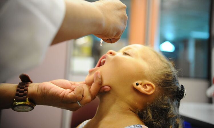 Aplicação da vacina pólio.(Foto: Reprodução/Agência Brasil)
