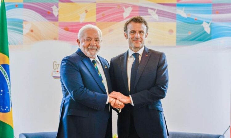 Presidente Luiz Inácio Lula da Silva com o presidente da França, Emmanuel Macron, na cúpula do G7. (Foto Reprodução/ Agência Brasil)