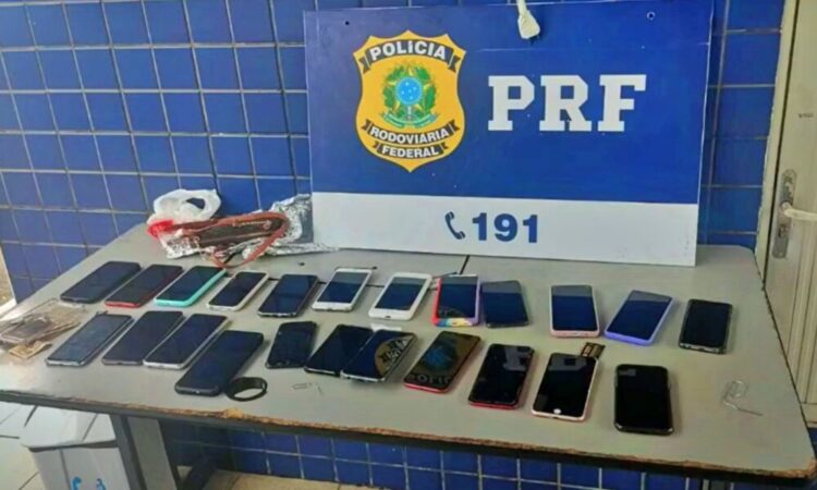 Celulares encontrados pela PRF. (Foto:Reprodução/Cidades na Net)