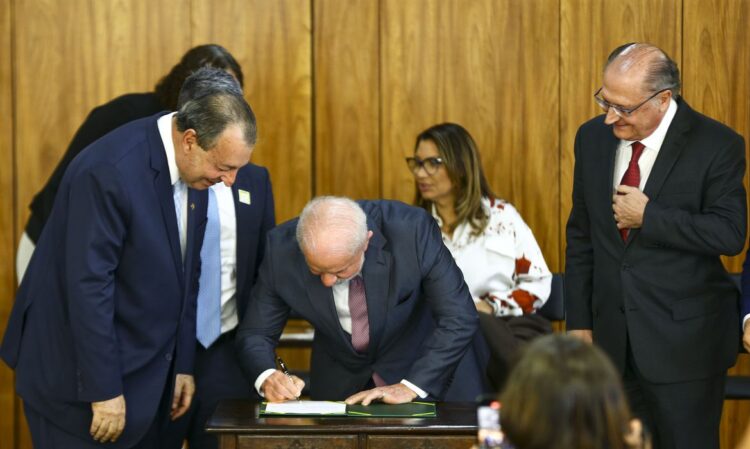 Brasília (DF), 03/05/2023 - O presidente Luiz Inácio Lula da Silva durante cerimônia de assinatura do decreto de qualificação da organização social que vai gerir o Centro de Bionegócios da Amazônia (CBA). Foto: Marcelo Camargo/Agência Brasil