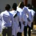 Médicos chegam ao local de prova para a segunda etapa do Exame Nacional de Revalidação de Diplomas Médicos Expedidos por Instituição de Educação Superior Estrangeira (Revalida) 2020, em Brasília.