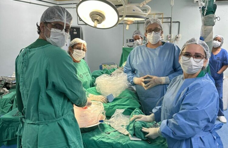 Equipe médica em uma realização de cirurgia de transplante. Foto: Governo do Piauí