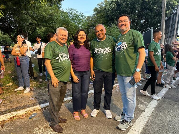 Luís Gonzaga, Núbia Lopes e outras pessoas que fizeram presente no evento anual. Foto: Governo do Piauí