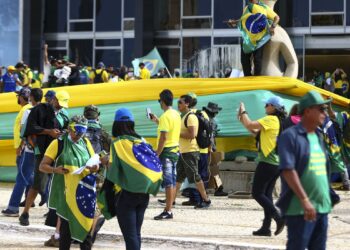 Manifestantes invadem Congresso, STF e Palácio do Planalto.