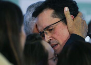 Ex-Deputado cassado, Deltan Dallagnol, durante pronunciamento no salão verde da Câmara. Foto Lula Marques/ Agência Brasil.
