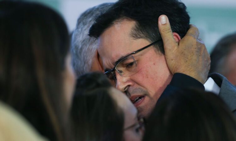 Ex-Deputado cassado, Deltan Dallagnol, durante pronunciamento no salão verde da Câmara. Foto Lula Marques/ Agência Brasil.