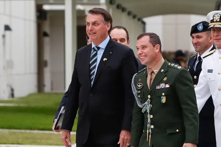 Ex presidente Jair Bolsonaro e ex ajudante de ordens, Mauro Cid